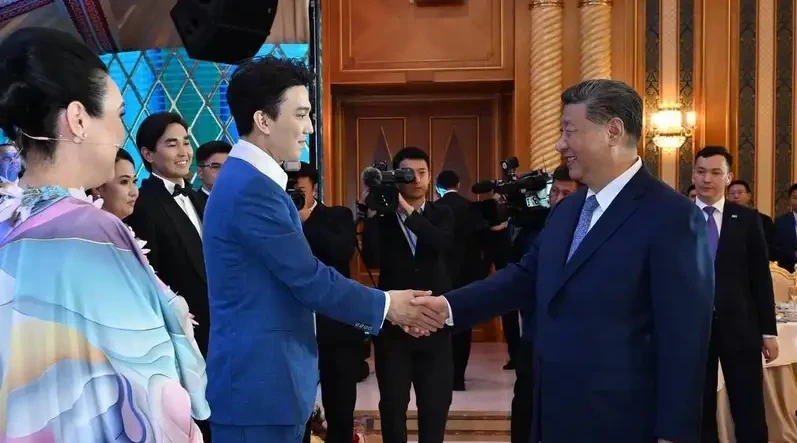 Димаш Құдайберген Қазақстан мен Қытай Президенттері алдында өнер көрсетті