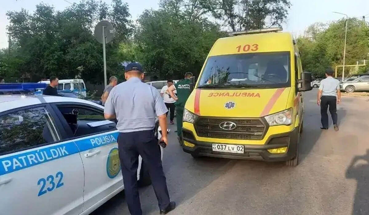 Ақтауда ер адам жедел жәрдем қызметкеріне шабуыл жасады