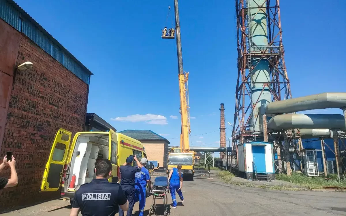Мобильді байланыс компаниясының қызметкері биіктіктен құлап, аман қалды