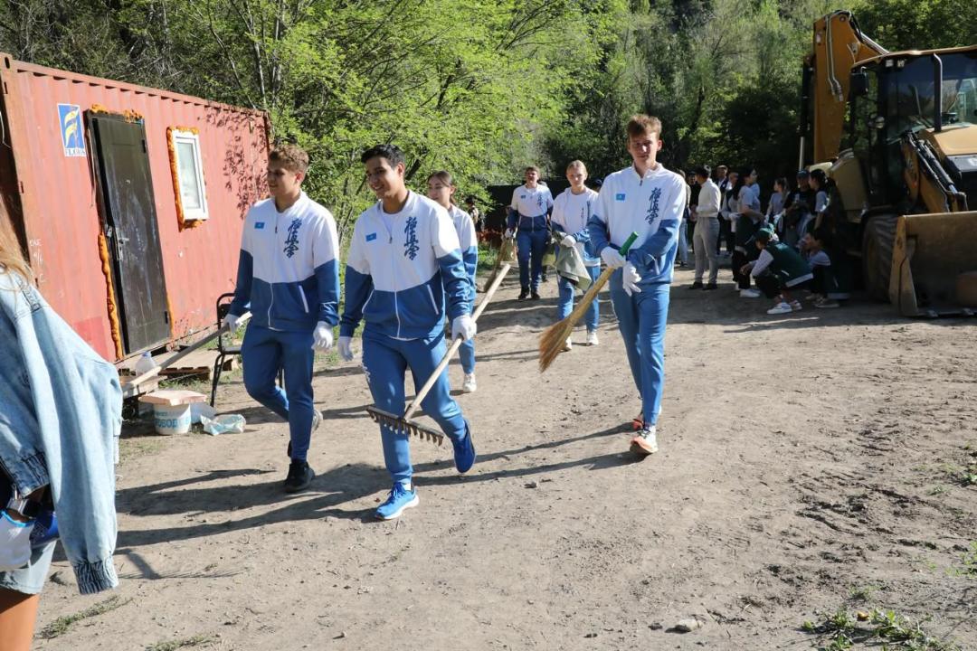 «Алматы жазы»: 100-ден астам адам тазалық акциясына қатысты