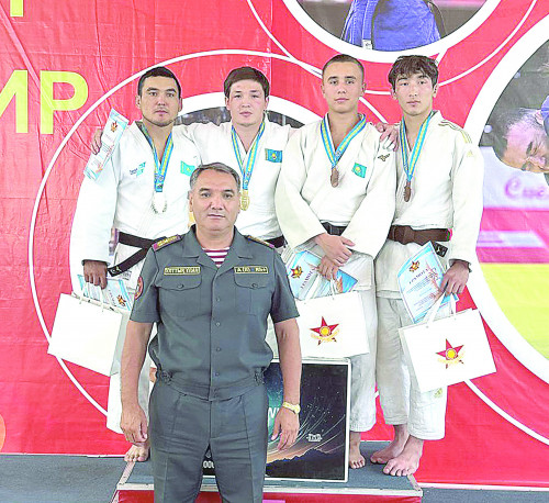 Құрмет тұғырында – ұландықтар