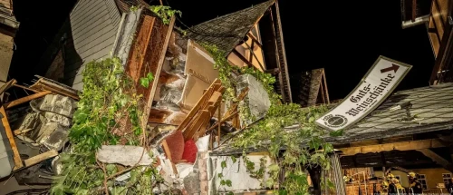 Германияда қонақ үйдің бір бөлігі опырылып, екі адам қаза тапты