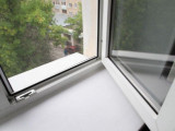 Павлодарда екі жасар бала терезеден құлап кетті
