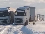 Маңғыстау облысында 13 жүк көлігі қар құрсауында қалып қойды