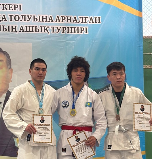 Білікті бапкер есімі ардақталды