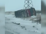 Қарағанды ​​облысында жолаушылар мінген автобусты жел ұшырып әкетті