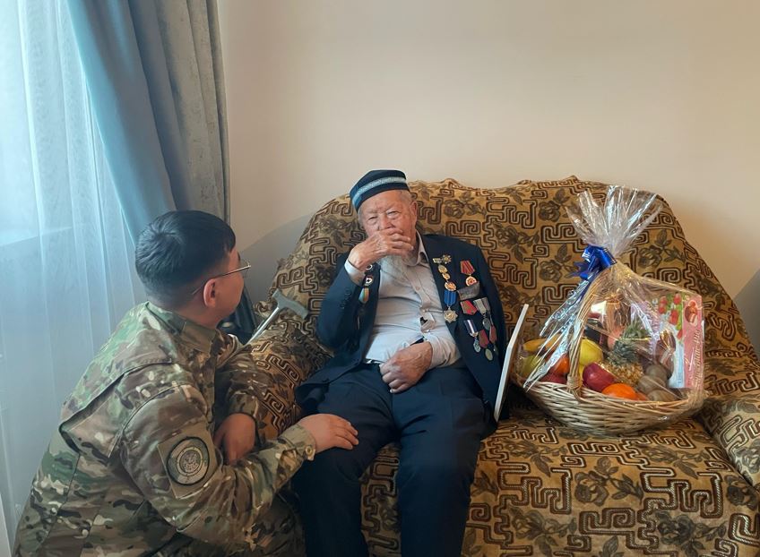 Ұландықтар ардагерге құрмет көрсетті