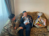 Ұландықтар ардагерге құрмет көрсетті