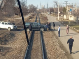 Рельске қысылып қалған автокөлік пойыздың жолын бөгеген