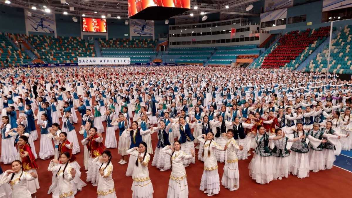 «Қамажай» биін биледі