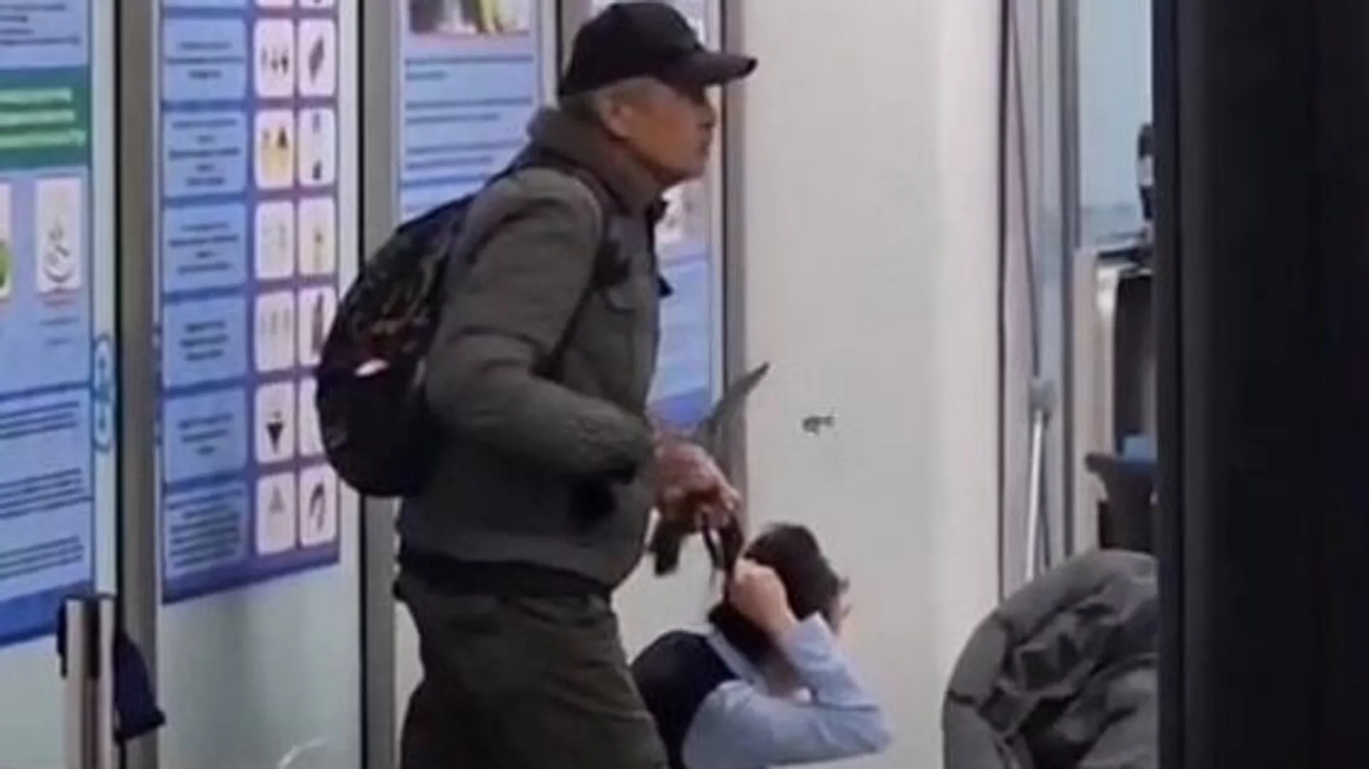 Алматыда әуежай қызметкерін кепілге алған ер адамға қатысты сот отырысы басталды