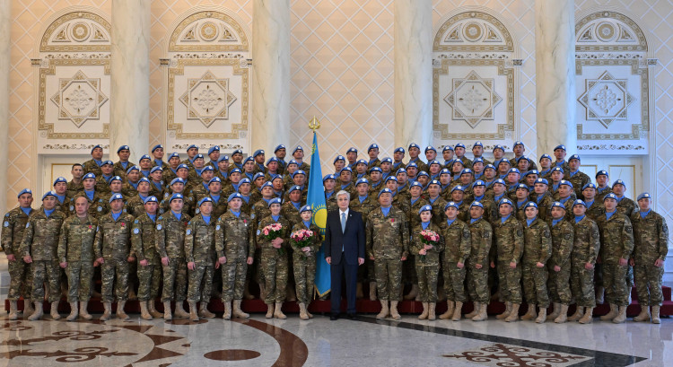 Президент бітімгерлік контингентінің әскери қызметшілерімен кездесті