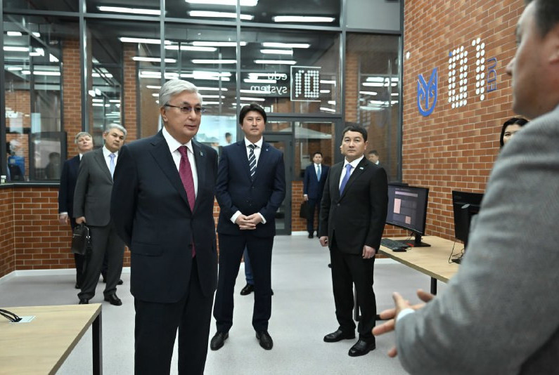 Мемлекет басшысы Yessenov Technopark қызметімен танысты