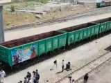 Спортшы бес вагонды сүйреп, рекорд жаңартты