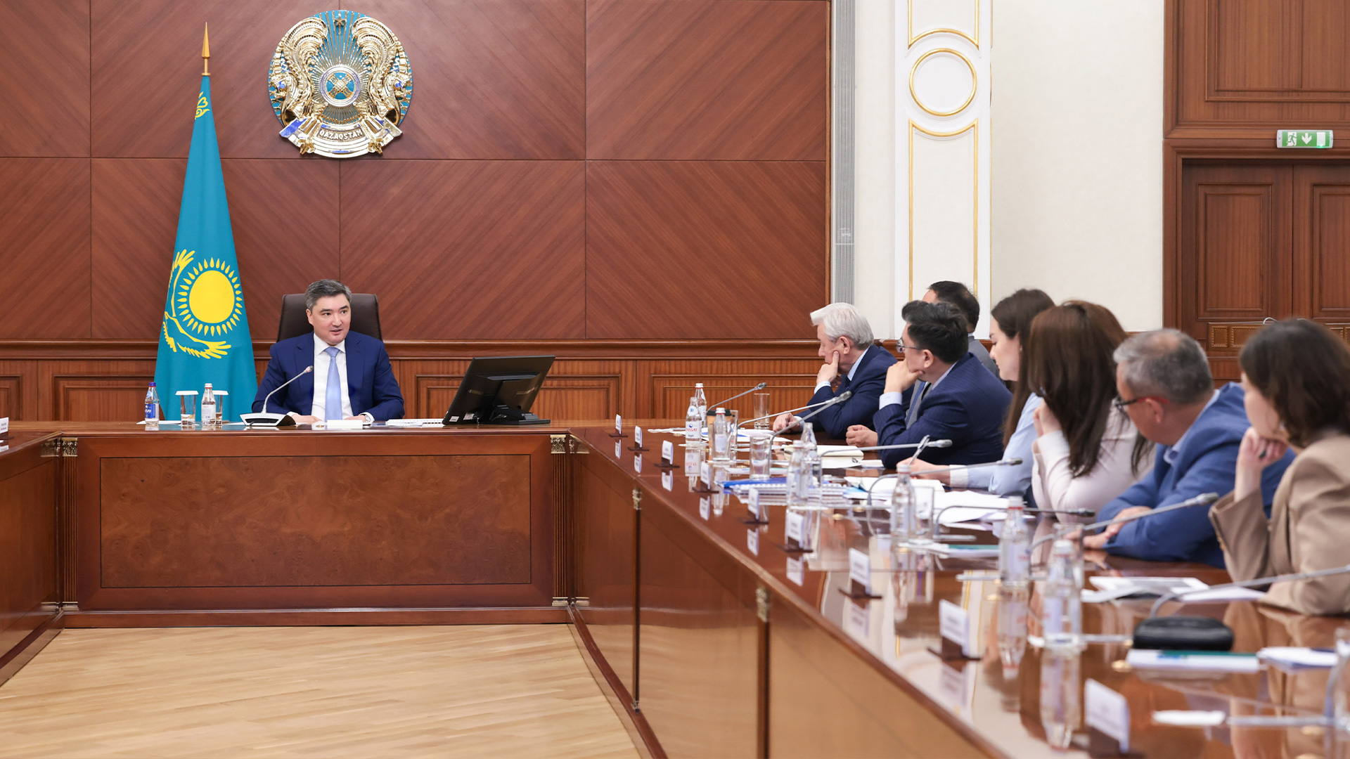 Олжас Бектенов сарапшылармен экономиканың даму мәселелерін талқылады