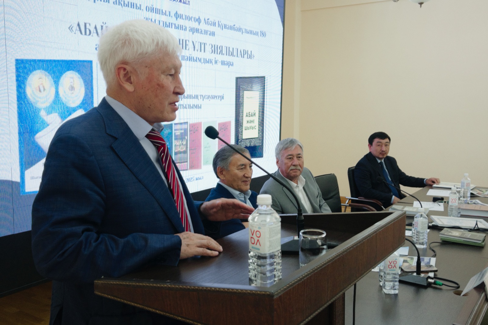 «Абай және Шығыс» монографиясы, «Әмір Темірдің саяси қызметі мен жорықтары» еңбегі жарық көрді