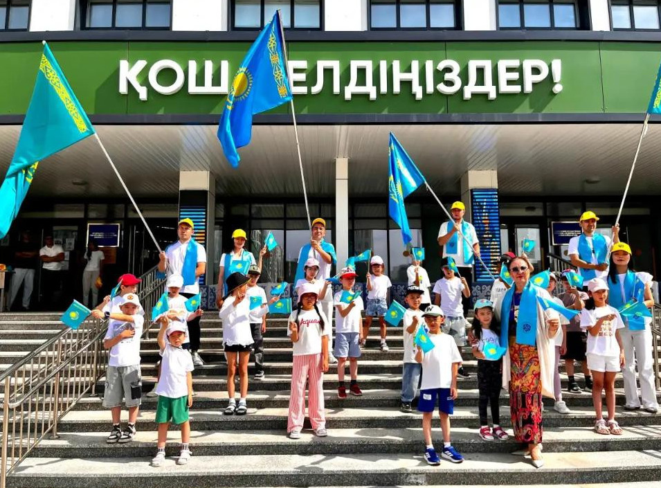 10 мыңнан астам бала бір мезетте әнұранды шырқады