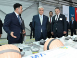 Президент респиратор мен газтұтқы шығаратын зауытқа барды
