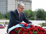 Президент Әлия Молдағұлованың ескерткішіне гүл шоғын қойды