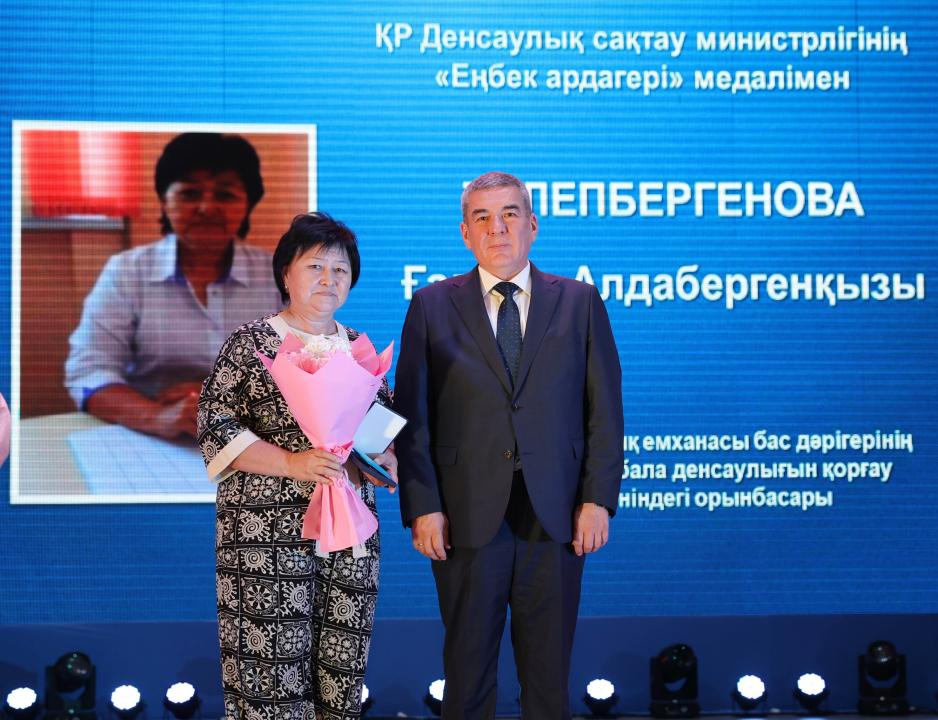 Медицина қызметкерлеріне құрмет көрсетілді