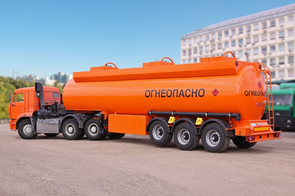 Жүк көлігінің жүргізушісі бензин толы автоцистернаға құлап қаза тапты