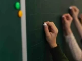 Мектеп тақтасы неге жасыл түсті?