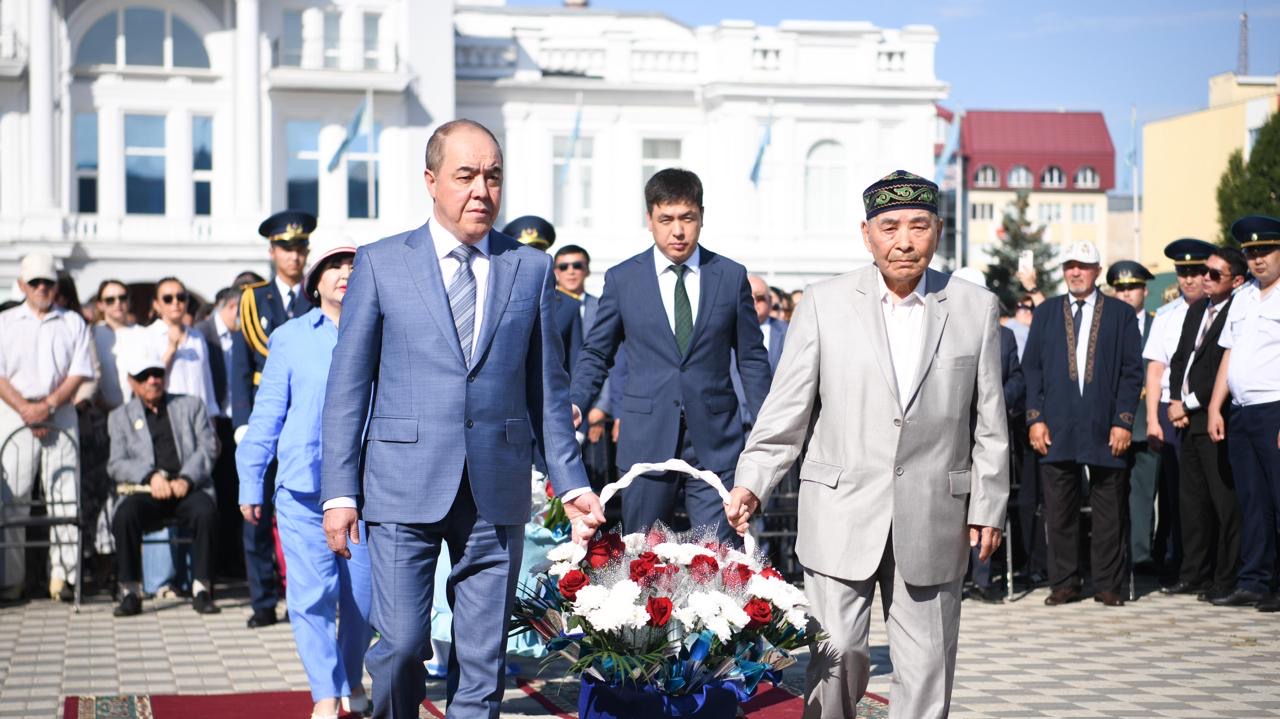 Оралда Абай Құнанбайұлының 180 жылдығына орай құрмет көрсетілді