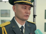 Қару мен фотоаппаратты қатар ұстаған шекарашы