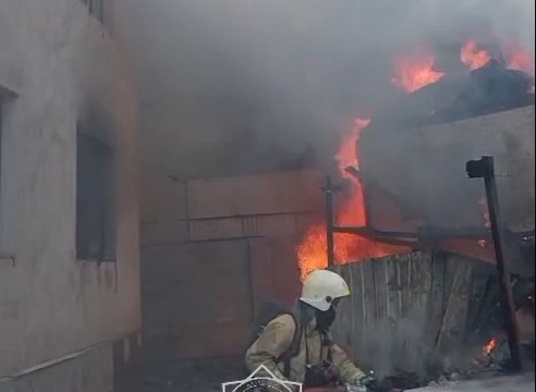 Алматыда ірі өрт шығып, үш қабатты ғимараттың шатыры құлады