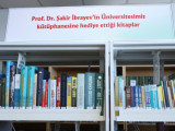 Белгілі профессор 3000 кітабын кітапханаға тапсырды