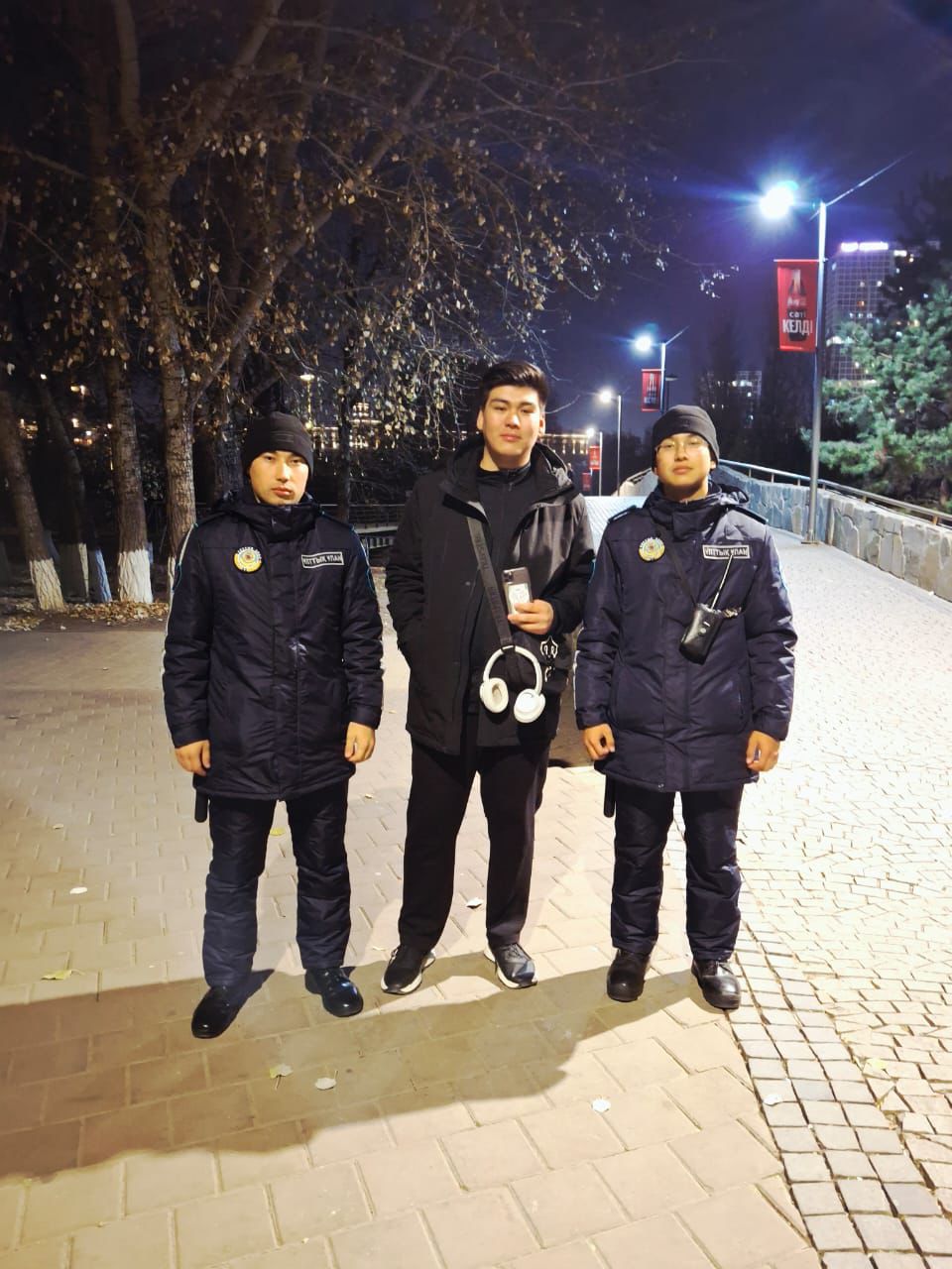 Ұландықтар жоғалған смартфондарды иелеріне қайтарды