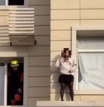 Құтқарушылар биіктен секірмек болған қызды аман алып қалды