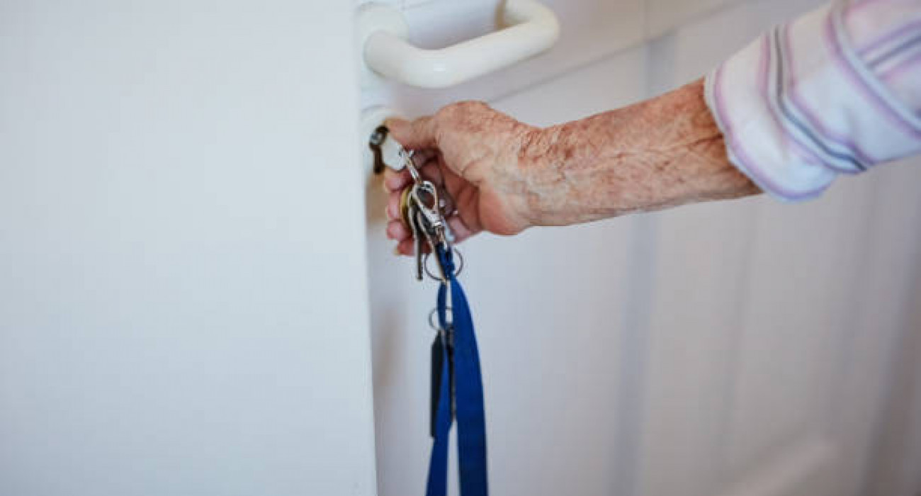 Порно гимнаст оның кискасын жалайды