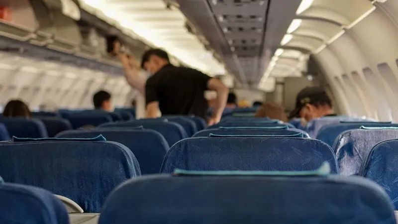 Масаң күйдегі әйел жолаушылар әуе рейсінен түсірілді