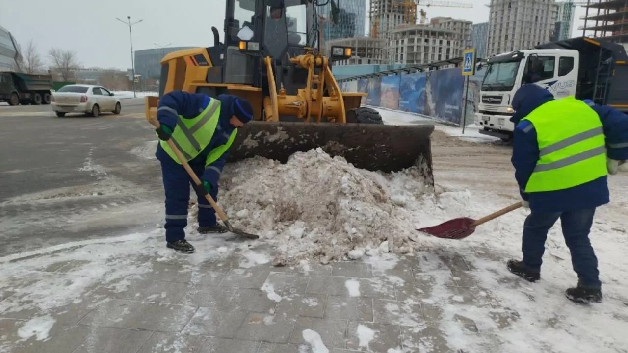 Астанада 2800-ден астам жол жұмысшысы қар күреуге шықты