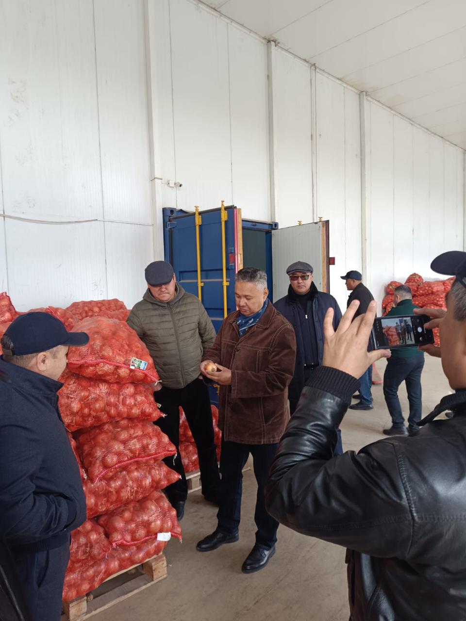 Мәжіліс депутаты Азат Перуашев Тараз көтерме тарату орталығына барды