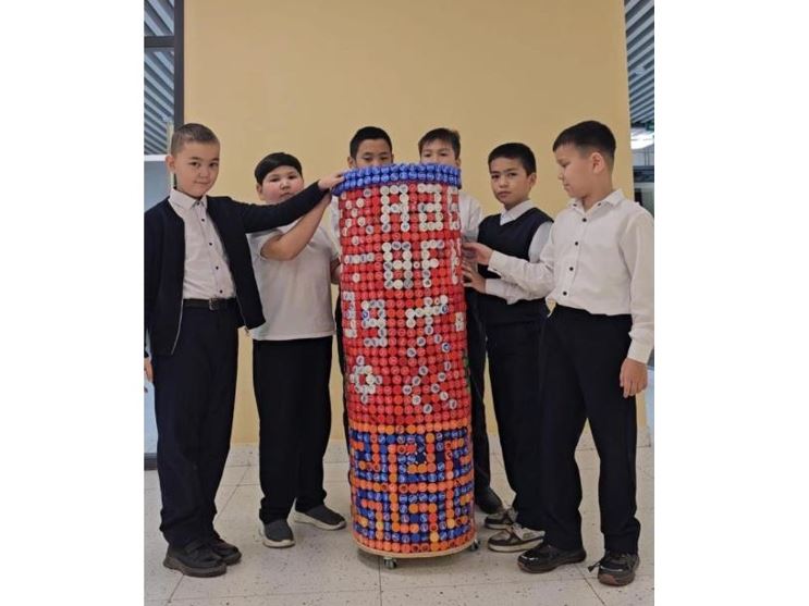 Семей оқушылары пластик қақпақтардан экоқоқыс жәшігін жасады