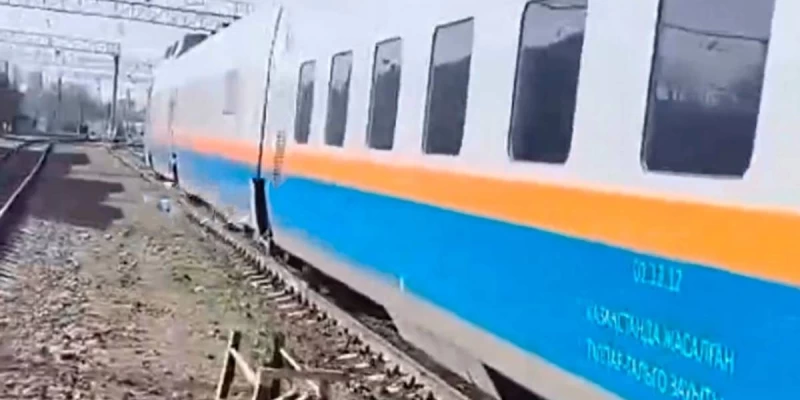 «Пойыз жүріп келе жатқан»: Вагондардың біріне автомобиль соғылған