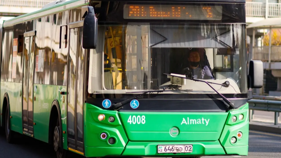 Алматыда екі автобус соқтығысып, екі адам зардап шекті