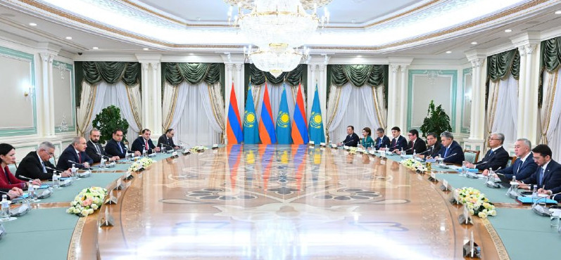 Қасым-Жомарт Тоқаев пен Армения Премьер-министрі кеңейтілген құрамда келіссөз жүргізді