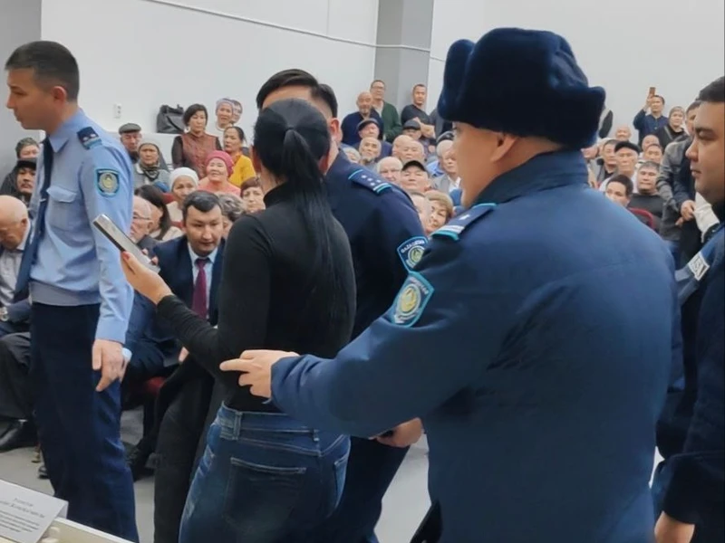 Рудныйда ономастикаға қатысты жиында бұзақылық жасаған әйел жауапкершілікке тартылды