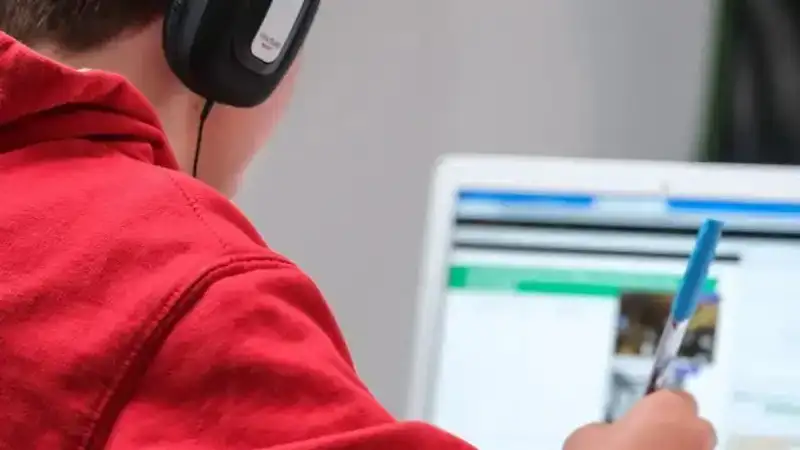 Уақытша қашықтан оқиды