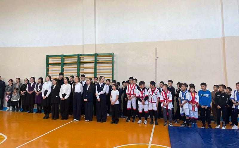 Кәсіпкерлер Абай ауылындағы мектептің едені мен терезесін жаңартып берді