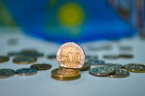 Теңге нығайып жатыр: Онда неге баға арзандамайды?