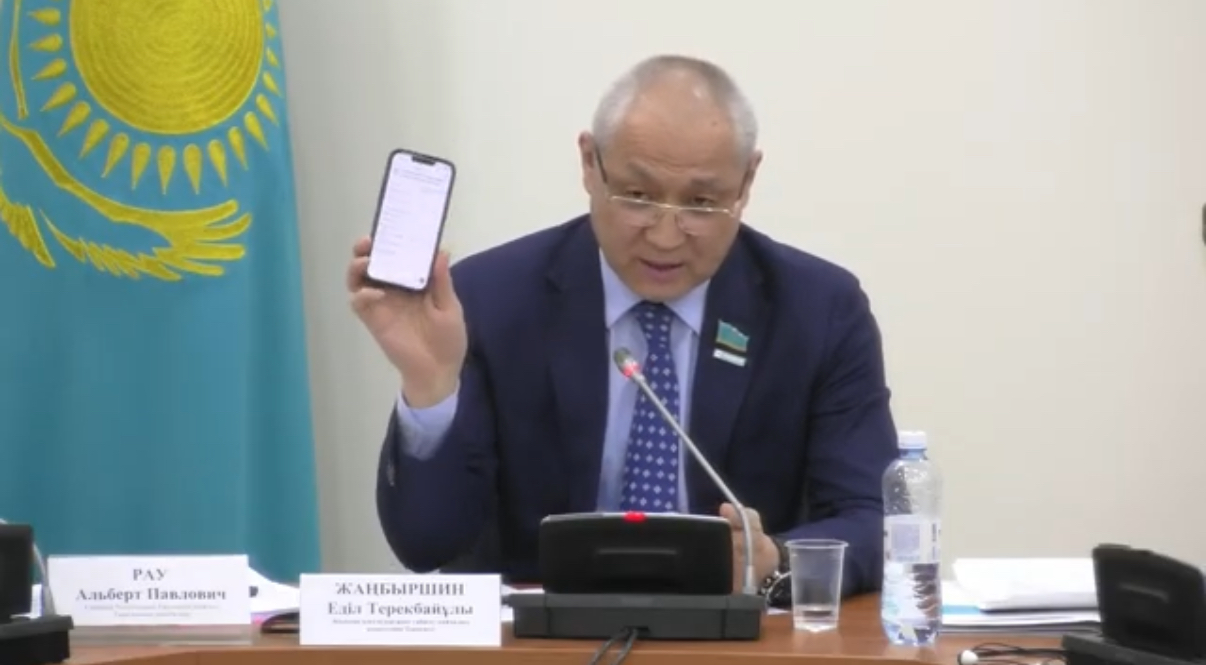 Депутат Еділ Жаңбыршин жиналыс үстінде ChatGPT-мен ақылдасып, әріптестерін таңғалдырды