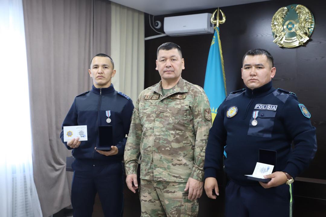 Ұлытау облысында өрт кезінде балаларды құтқарған полиция қызметкерлері марапатталды