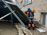 Атырау облысында қатты жел тұрғын үйлердің шатырын ұшырды