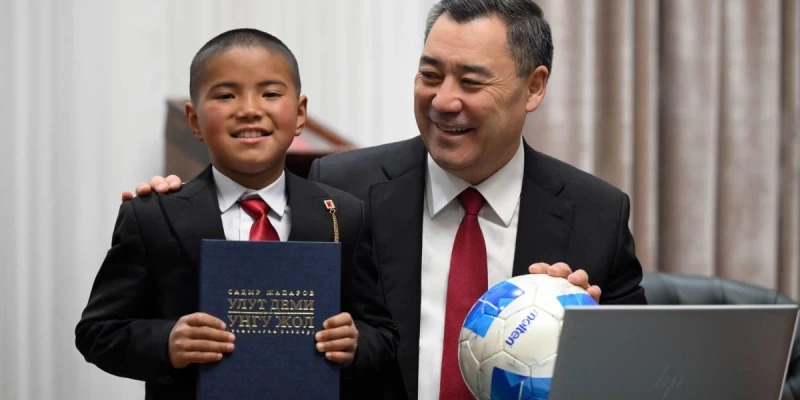 Қырғыз Президенті 4 сынып оқушысына өз телефонын сыйлады