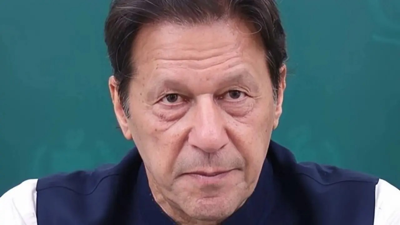 Пәкістанның экс-премьері Имран Хан мен жұбайы 17 жылға сотталды