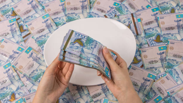 Қазақстанда қолма-қол ақшамен есептесетіндер үлесі күрт өсті